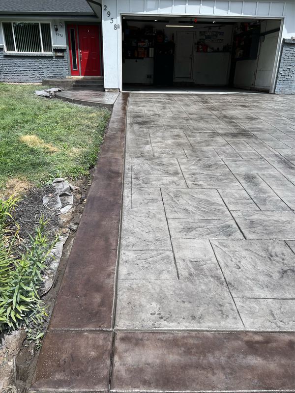 Stamped concrete driveway in an ashlar slate pattern with a contrasting hand-cut border